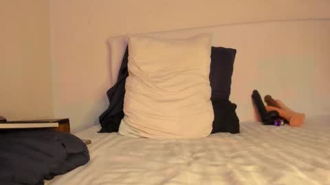 Laura online show from March 2025 07:49:01 PM