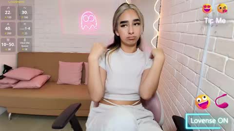 Snapshot of malory_tay chatting on February 2025 09:10:01 PM Malory online show from February 2025 09:10:01 PM