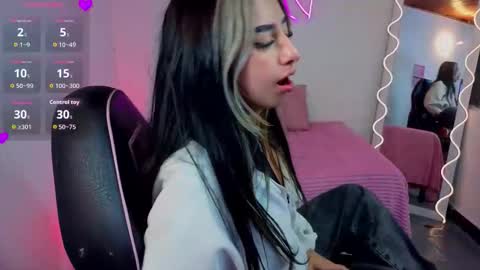 Snapshot of malory_tay chatting on November 2025 06:43:02 PM Malory online show from November 2025 06:43:02 PM