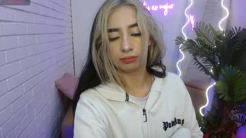 Snapshot of malory_tay chatting on November 2025 11:31:02 AM Malory online show from November 2025 11:31:02 AM