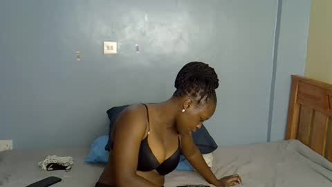 Snapshot of mama_pussie chatting on November 2025 12:09:01 AM mama_pussie online show from November 2025 12:09:01 AM