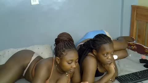 Snapshot of mama_pussie chatting on November 2025 12:57:02 AM mama_pussie online show from November 2025 12:57:02 AM