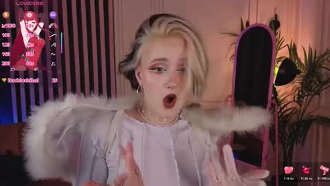 Luna online show from December 2025 09:53:02 PM