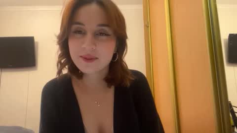 Mia online show from December 2025 12:00:02 PM