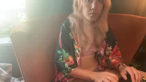 Snapshot of margolane chatting on October 2025 03:05:02 PM Elle online show from October 2025 03:05:02 PM