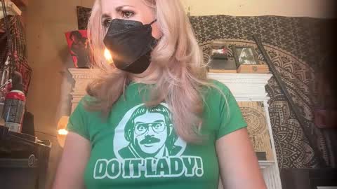 Snapshot of margolane chatting on October 2025 04:30:02 PM Elle online show from October 2025 04:30:02 PM