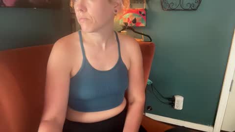 Snapshot of margolane chatting on November 2025 02:43:02 PM Elle online show from November 2025 02:43:02 PM