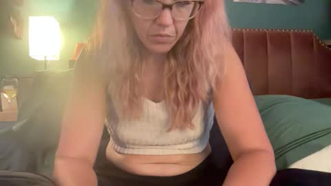 Snapshot of margolane chatting on November 2025 09:58:01 PM Elle online show from November 2025 09:58:01 PM