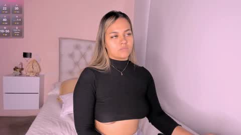 Snapshot of mariana__roe chatting on January 2025 03:03:01 PM Mariana Roe online show from January 2025 03:03:01 PM