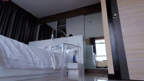 Marie online show from December 2024 11:00:01 AM