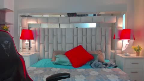 mariiahneedles online show from October 2025 01:20:01 AM