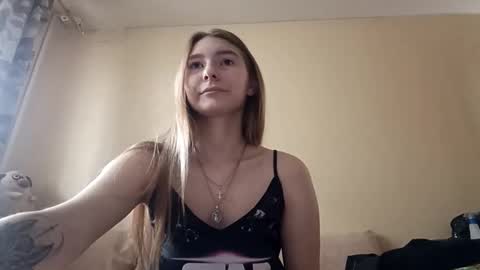 Hi My name is Elina Im 18 years old. online show from October 2025 06:56:01 AM