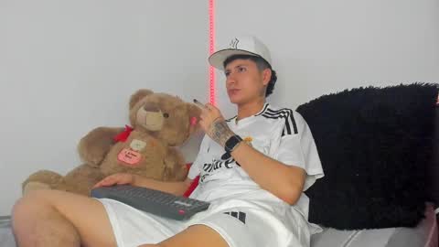 mateo_escobar online show from October 2025 04:37:01 AM