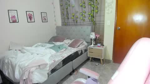 Daniela online show from October 2025 08:48:02 AM