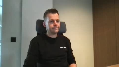 Snapshot of max_straight_1 chatting on December 2024 02:14:02 PM Max take off clothes online show from December 2024 02:14:02 PM