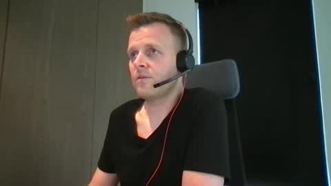 Snapshot of max_straight_1 chatting on February 2025 01:28:01 PM Max take off clothes online show from February 2025 01:28:01 PM