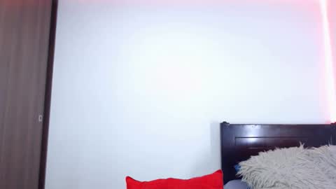 Independent Model online show from December 2025 04:08:02 AM