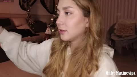 Maxine online show from December 2025 01:12:02 AM