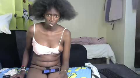 Snapshot of maxxinepetite chatting on February 2025 11:26:02 PM maxxinepetite online show from February 2025 11:26:02 PM