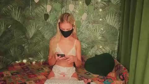 Snapshot of meeeewmeeeeow chatting on October 2025 09:31:02 PM meeeewmeeeeow online show from October 2025 09:31:02 PM