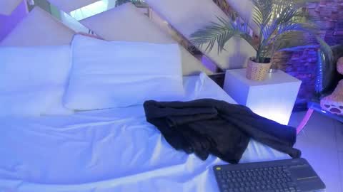     online show from January 2026 12:40:01 PM