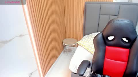 M E G A N  online show from October 2025 12:41:02 PM