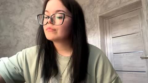 Snapshot of meghanlui chatting on June 2026 02:04:01 PM Hanna online show from June 2026 02:04:01 PM