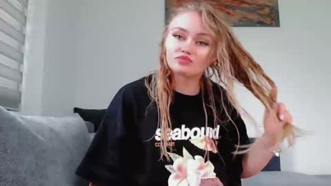 Snapshot of melani_a chatting on May 2026 11:17:01 AM Melania online show from May 2026 11:17:01 AM