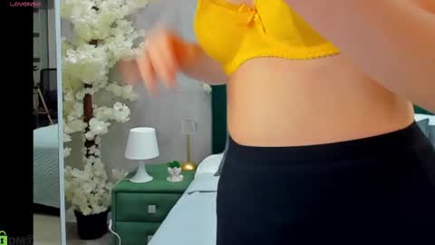 Melanie online show from November 2025 01:00:02 AM