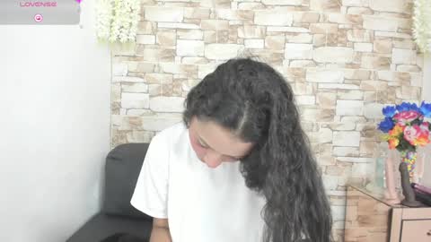 Snapshot of melannie_roses chatting on January 2025 07:39:01 PM melannie roses online show from January 2025 07:39:01 PM