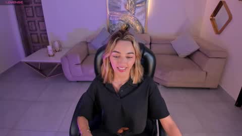 Snapshot of melissamoore_ chatting on November 2025 02:45:02 AM Call me Meli online show from November 2025 02:45:02 AM