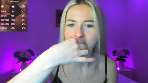 Snapshot of mellina_tey chatting on December 2024 09:45:01 PM Mellina online show from December 2024 09:45:01 PM