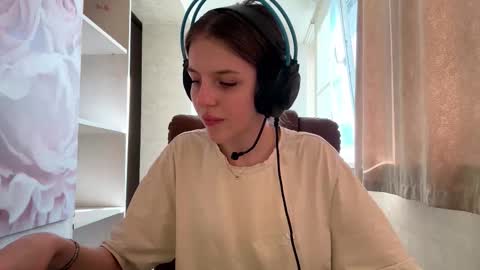 Hi Im Aria 18 years old online show from October 2025 12:01:02 PM