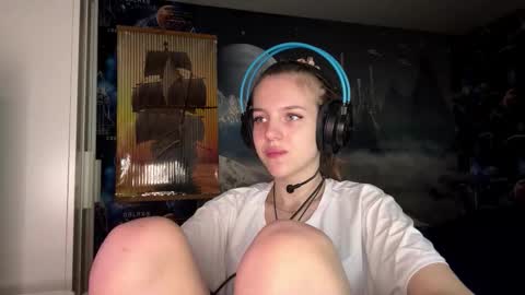 Hi Im Aria 18 years old online show from November 2025 12:38:02 PM