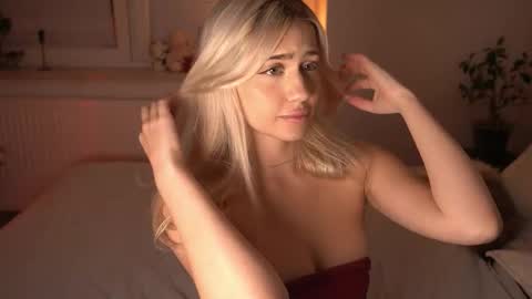 Lara OFFLINE  online show from December 2025 09:54:01 PM