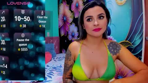 Snapshot of mia_bigtits_17 chatting on December 2024 04:43:02 AM Mia online show from December 2024 04:43:02 AM