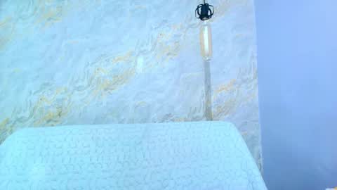 Mia  online show from November 2025 12:04:02 PM