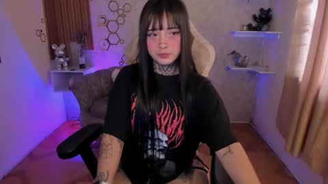 Mia online show from November 2025 05:09:01 PM