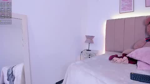 mia_corner online show from November 2025 11:49:02 PM