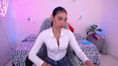 Snapshot of mia_cute_girl chatting on June 2026 01:35:02 PM mia_cute_girl online show from June 2026 01:35:02 PM