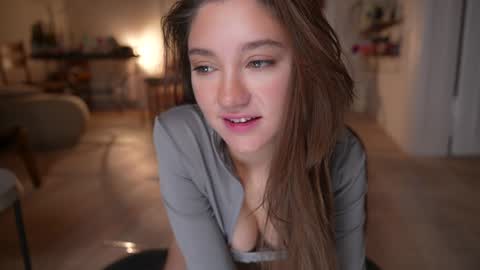 Mia online show from November 2025 06:32:01 PM