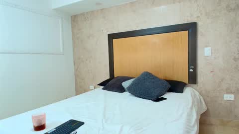 MIALOPEZ      .     Y      .      online show from February 2025 06:24:01 PM