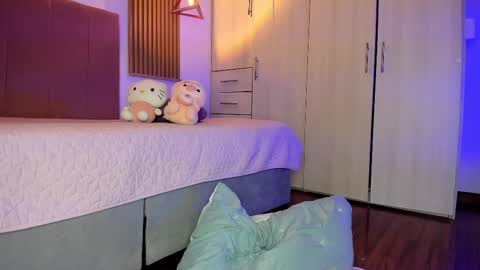 Mia Nevaeh - follow me online show from November 2025 08:41:02 PM