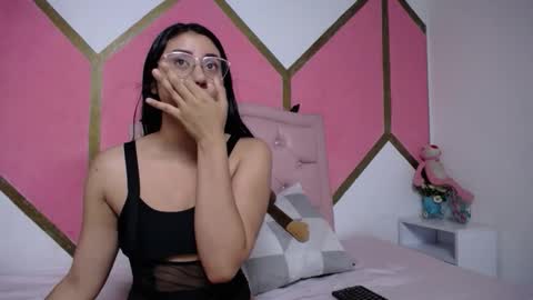 Mia online show from December 2025 11:52:01 AM