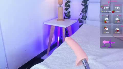 Mia online show from December 2025 12:10:02 PM