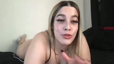 Mia Moji online show from December 2025 08:28:02 PM