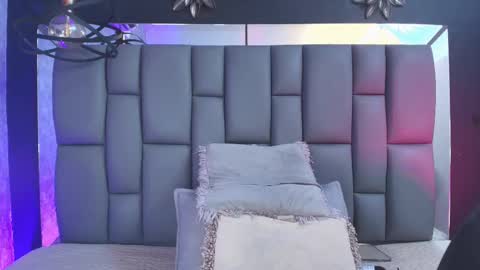 Mia online show from September 2025 12:05:01 PM