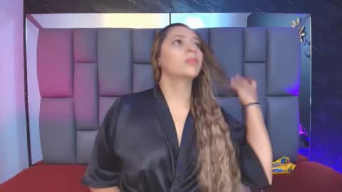 Mia online show from September 2025 12:09:02 PM