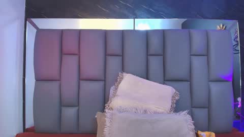 Mia online show from October 2025 12:06:01 PM