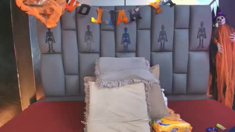 Mia online show from October 2025 12:04:02 PM